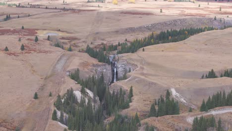 una vista de amplio ángulo de la cascada bighorn en ya ha tinda ranch alberta canadá cerca del parque nacional banff