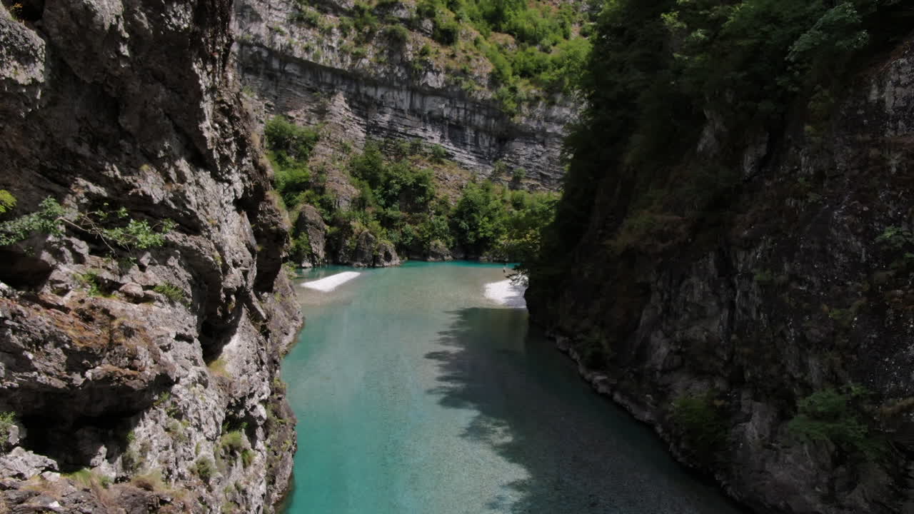 Fantastica ripresa aerea che sorvola le gole del Lago di Komani e le sue montagne