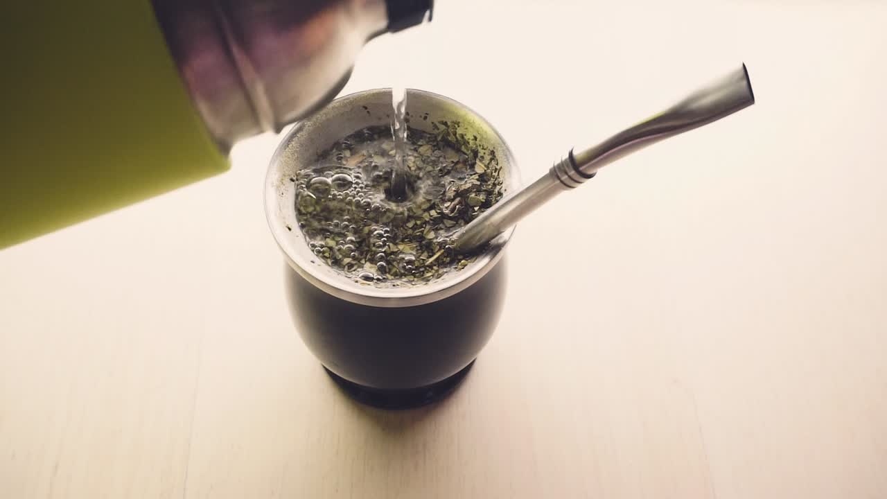 을 위해 물을 부어 넣는 클로즈업  [hd1920 x 1080] fps 29