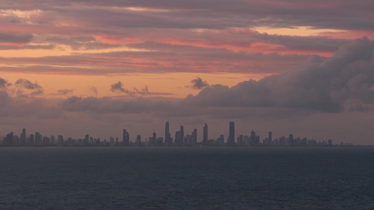 Atardecer nublado sobre el horizonte de Surfers Paradise en Gold Coast, Queensland. Toma panorámica.