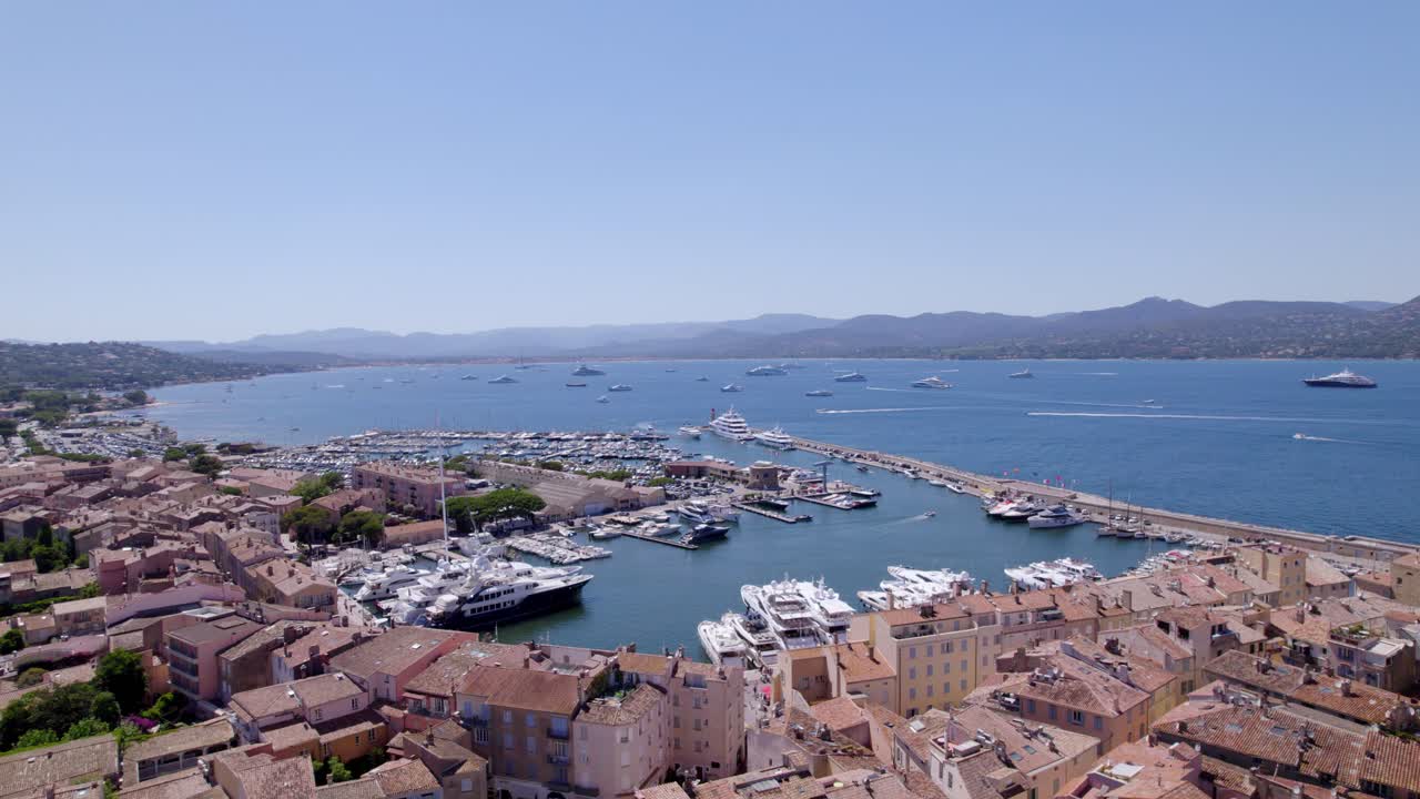 vuelo aéreo hacia adelante sobre la ciudad de saint tropez con puerto y yates de lujo en verano