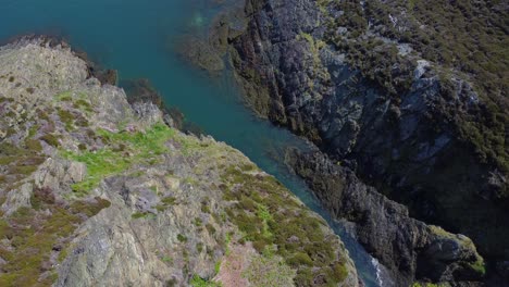 Friedlich-Amlwch-Anglesey-Nordwales-Schroffe-Berge-Küstenwanderung-Luftaufnahme-Aus-Der-Vogelperspektive-Nach-Oben-Kippen-Enthüllen