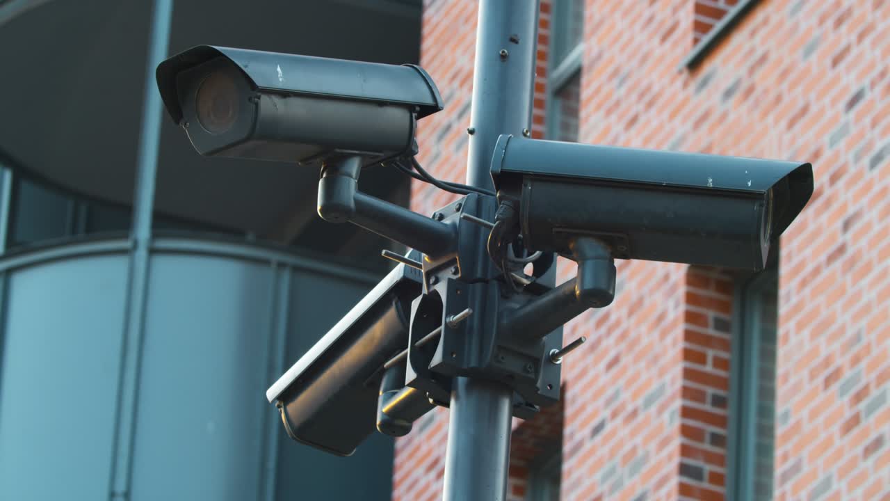 Telecamera poligonale a circuito chiuso di un sistema di videosorveglianza, una telecamera di sicurezza stradale installata in strada su un edificio residenziale