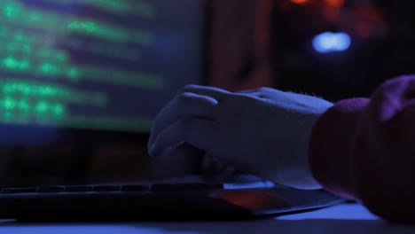 Hackerhände-Tippen-Sehr-Schnell-Auf-Der-Tastatur.