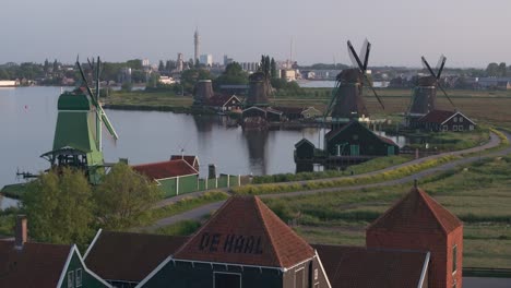 Vista-Aérea-De-Los-Molinos-De-Viento-De-Zaanse-Schans-En-La-Temporada-De-Verano-Por-La-Mañana