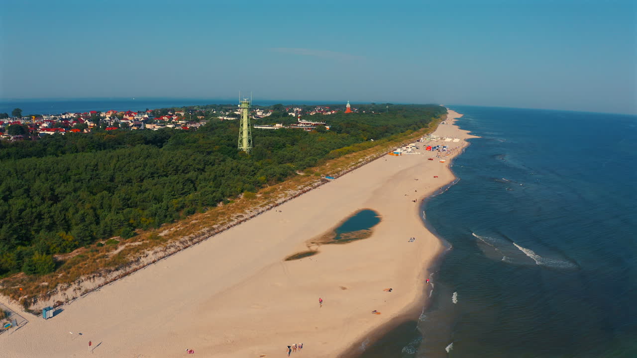 vista aérea de un dron volando sobre la playa en jastarnia, polonia en un soleado día de verano