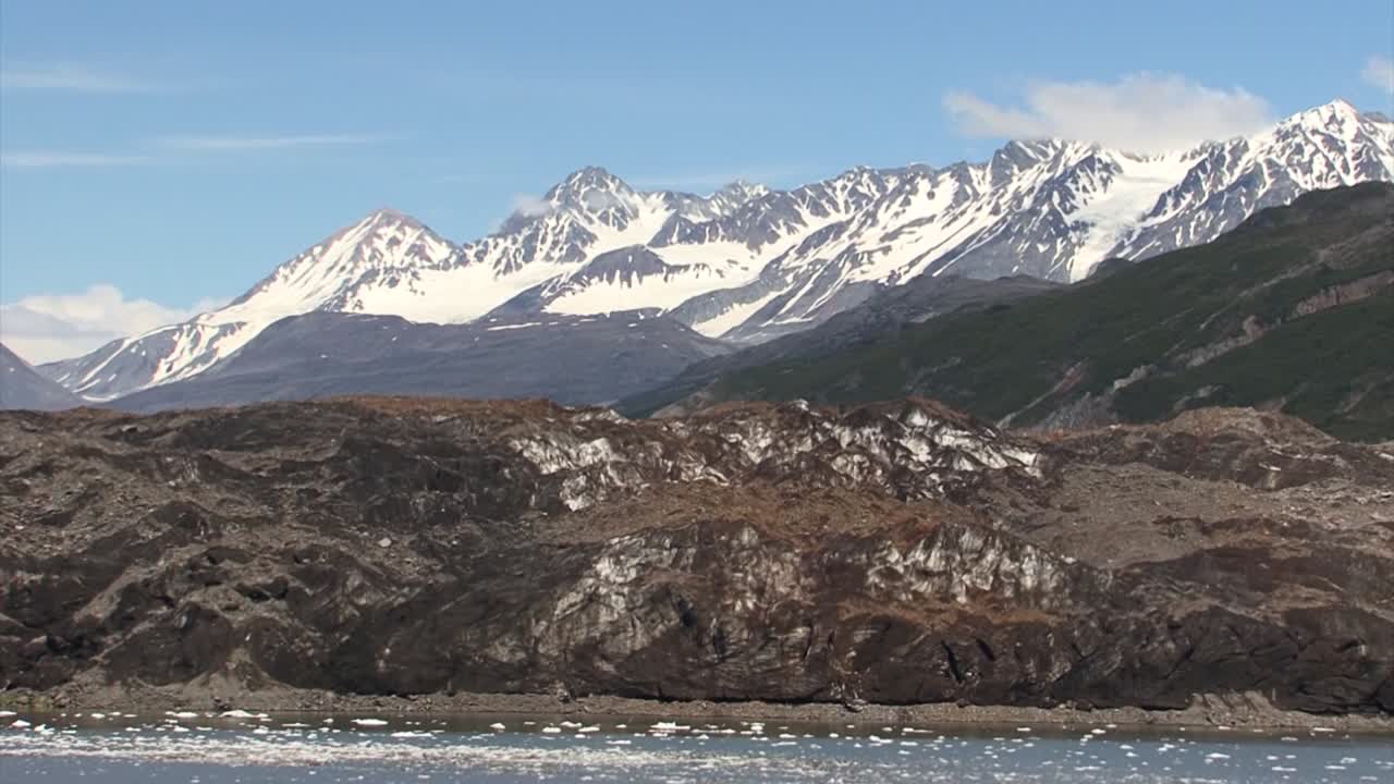 알래스카의 화산재로 뒤덮인 빙하