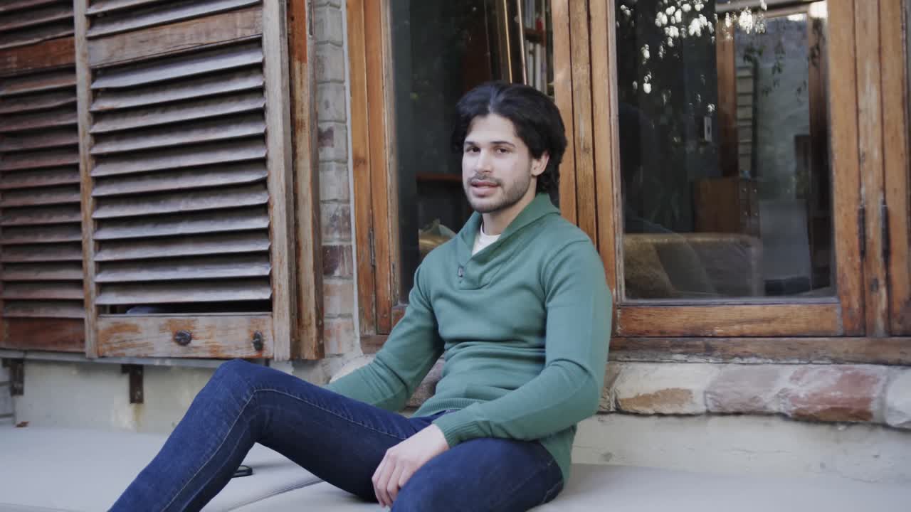 창문 에 앉아 스마트폰으로 얘기하는 백인 남자, 느린 동작