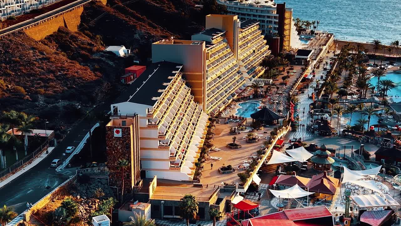 Quang cảnh Gran Canaria cho thấy các khách sạn ven biển và điểm nghỉ dưỡng ở Tây Ban Nha