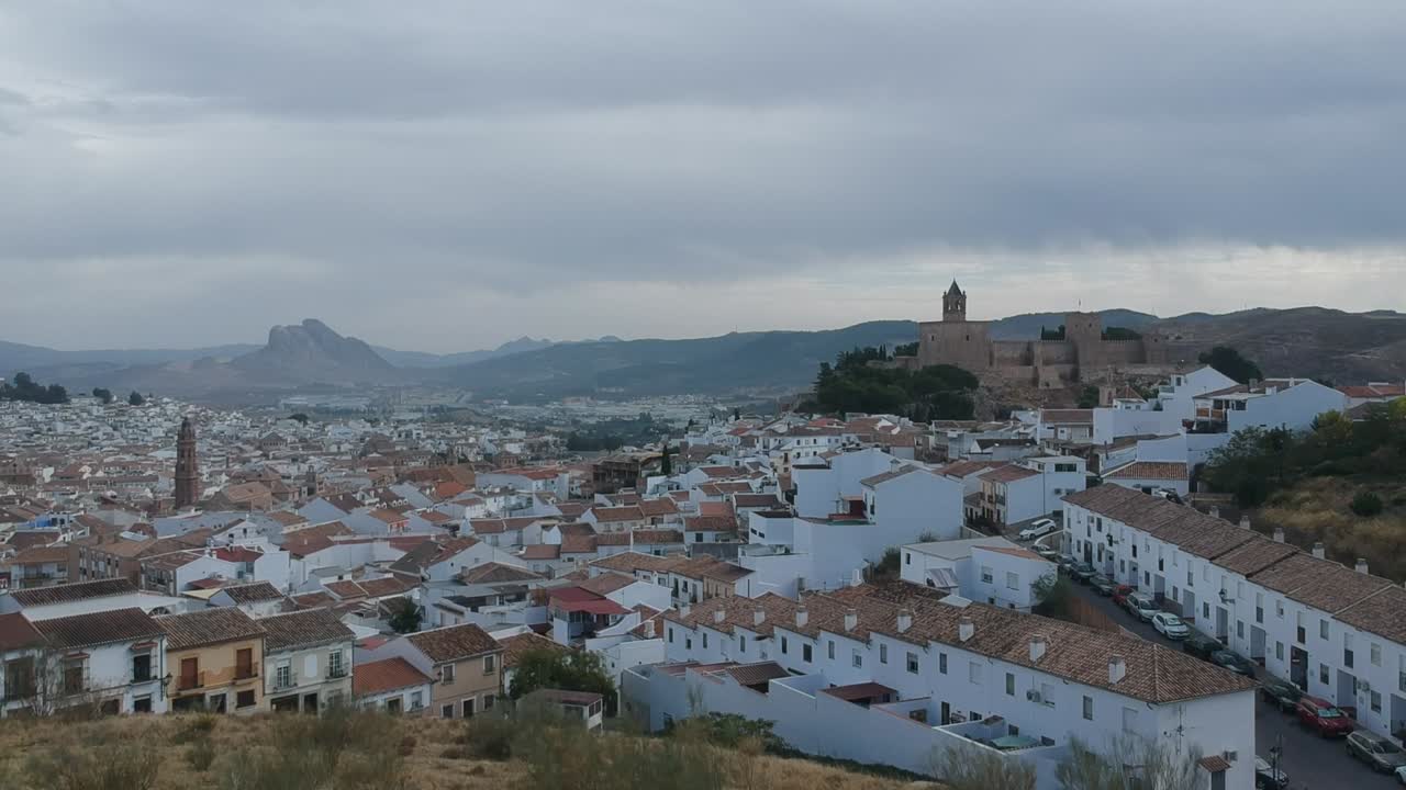 Vedute aeree con drone sulla città monumentale dell'Andalusia meridionale ad Antequera, Málaga, con viste del suo castello e dell'area monumentale di questa città patrimonio dell'umanità.