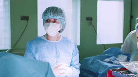 equipo quirúrgico en la sala de operaciones