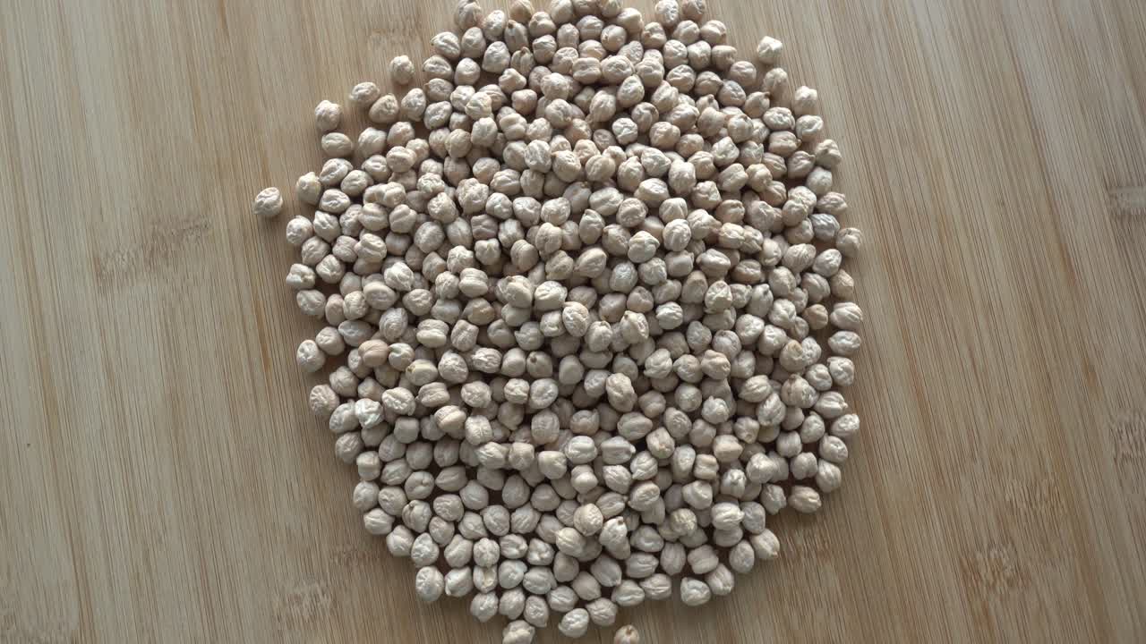 los garbanzos en la mesa de madera giran