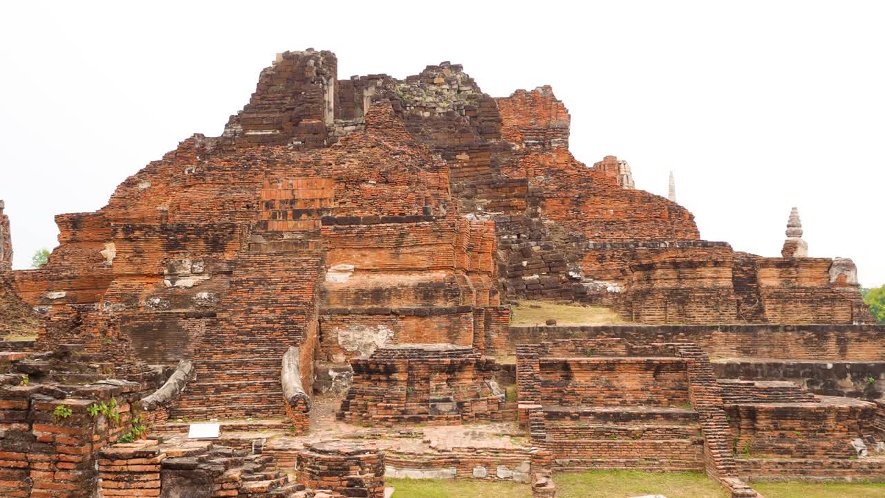 ruinas de templos históricos en ayutthaya, tailandia