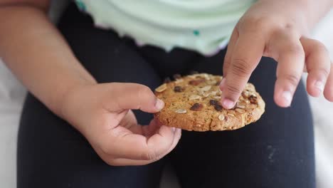 galleta de la mano del niño