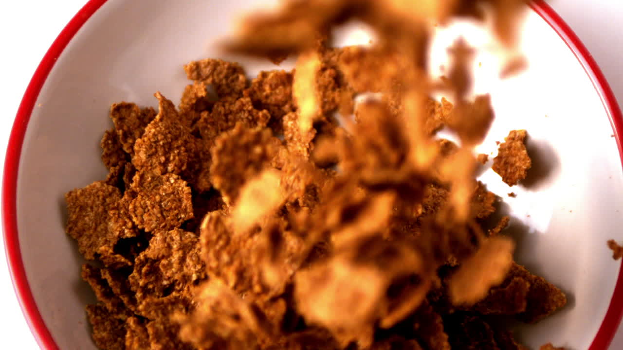 cereali versati in una ciotola