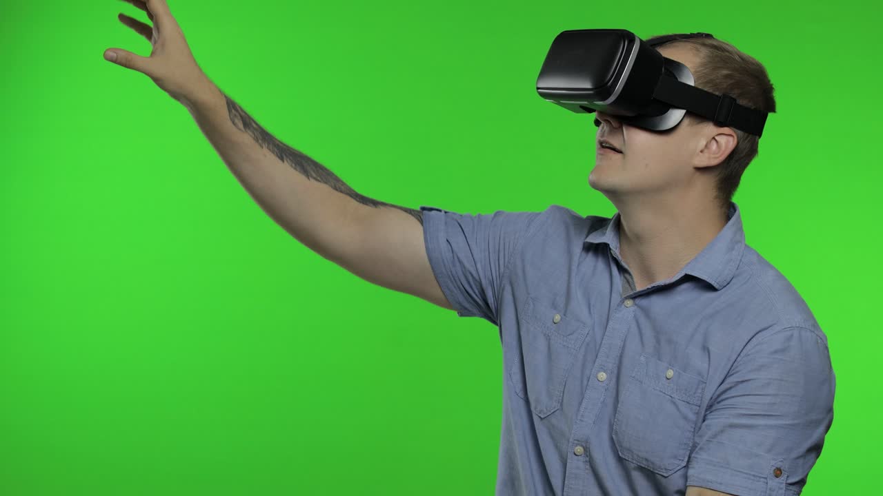 uomo che usa un casco vr per giocare a giochi di simulazione, disegno. uomo che guarda video in realtà virtuale 3d
