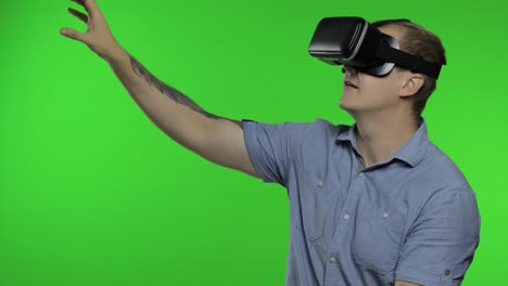 Mann-Benutzt-VR-App-Helm,-Um-Simulationsspiel-Zu-Spielen-Und-Zu-Zeichnen.-Mann,-Der-Sich-Ein-3D-Video-Mit-Virtueller-Realität-Ansieht