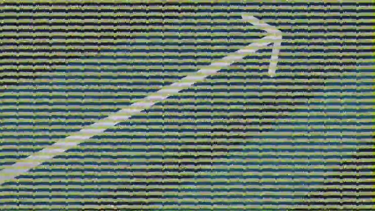Animazione di interferenze e una freccia su un'auto digitale su sfondo nero.