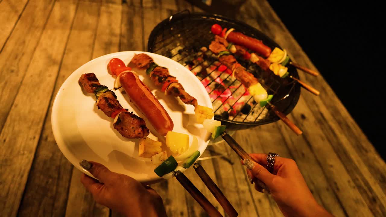 Servire spiedini grigliati dal barbecue al piatto