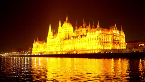 hungarian parlament in budapest during the night