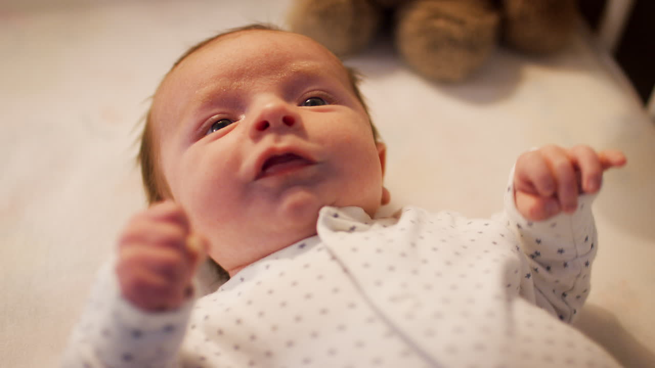 niño recién nacido acostado en la cama de la guardería a la hora de acostarse