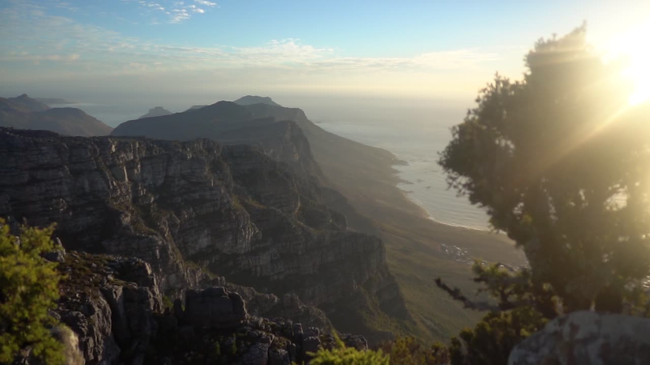 Rallentatore della vista sulla Table Mountain durante il tramonto con belle ombre e colori