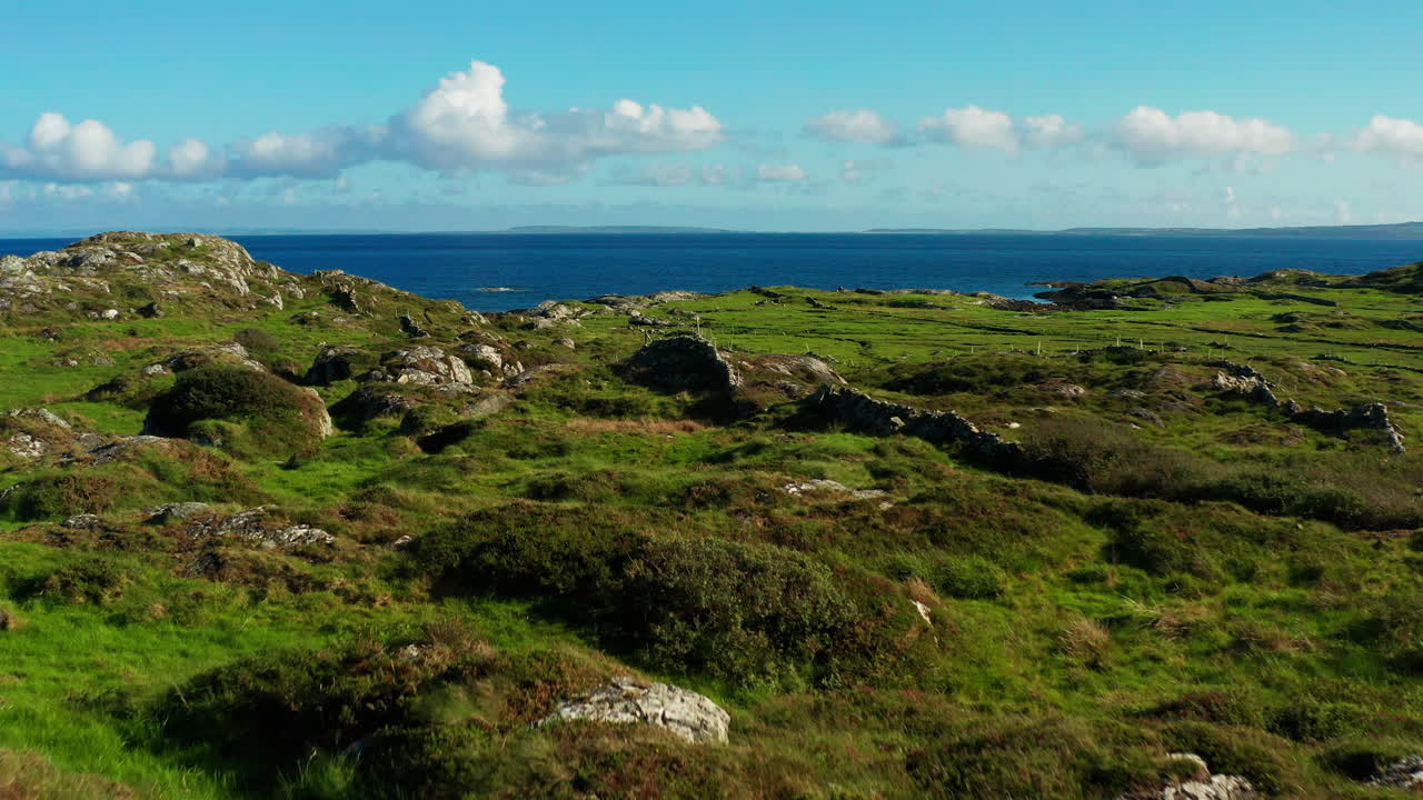 Esplora il fascino accattivante di Connemara, Galway, Irlanda, con una suggestiva ripresa aerea con drone in avanzamento che svela il lussureggiante paesaggio verde che ne definisce la bellezza impareggiabile.
