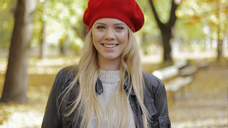 Woman-in-red-beret-walking-in-park