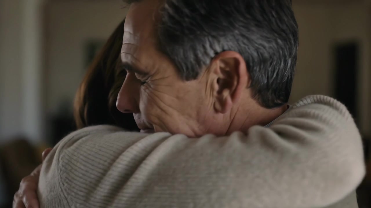 Encuentro, pareja abrazándose y manteniéndose cerca en la sala de estar, buscando consuelo, con suéter beige y anillo