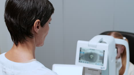 doctor adjusting ophthalmoscope