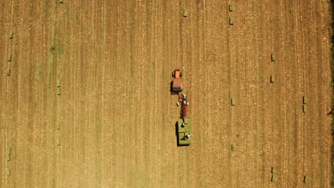 Máquinas-Agrícolas-Que-Trabajan-En-Tierras-De-Cultivo-Durante-La-Cosecha