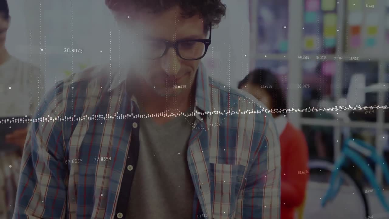 animación del procesamiento de datos financieros sobre el empresario caucásico que trabaja en la oficina.