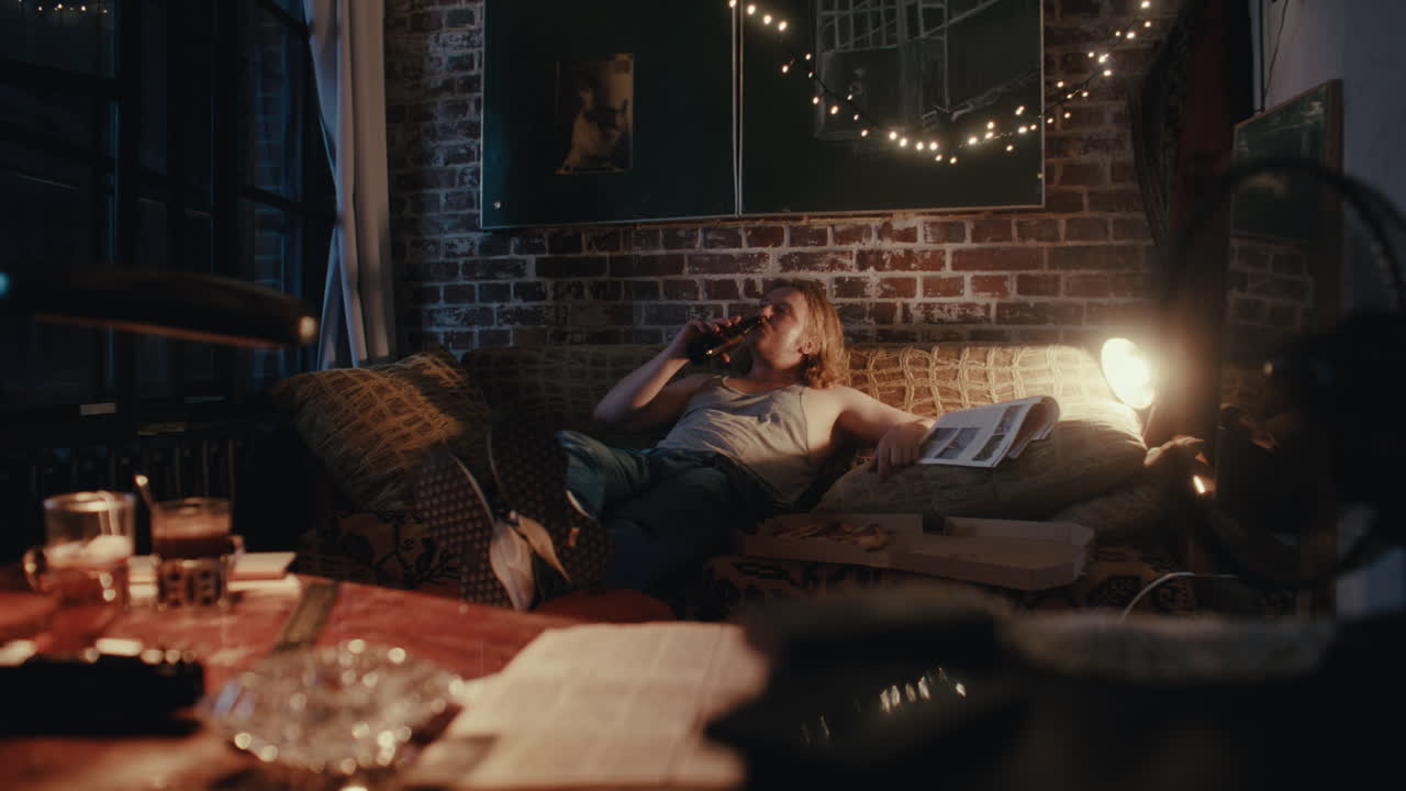 밤에 집에서 휴식을 취하는 남자