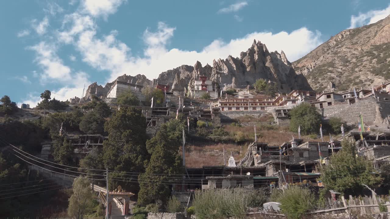 braga pueblo de piedra monasterio himalaya budista annapurna circuito trekking