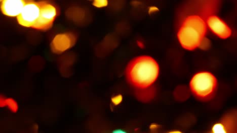 abstracto aislado borroso luces festivas amarillo-naranja con bokeh. concepto de vacaciones telón de fondo con formas brillantes parpadeantes luces de árbol de navidad parpadeante