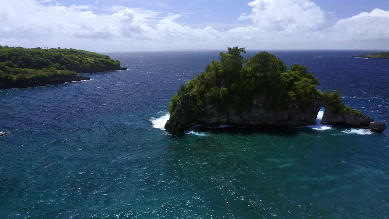 islote sobre la playa de crystal bay nusa penida cerca de bali, indonesia