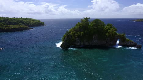 Islet-Over-Cove-Beach-Of-Crystal-Bay-Nusa-Penida-Near-Bali,-Indonesia