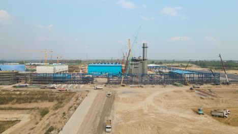 sitio de construcción masivo, camiones pesados limpiando terrenos