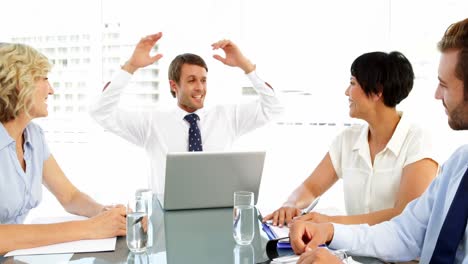 personas de negocios charlando y riendo durante una reunión