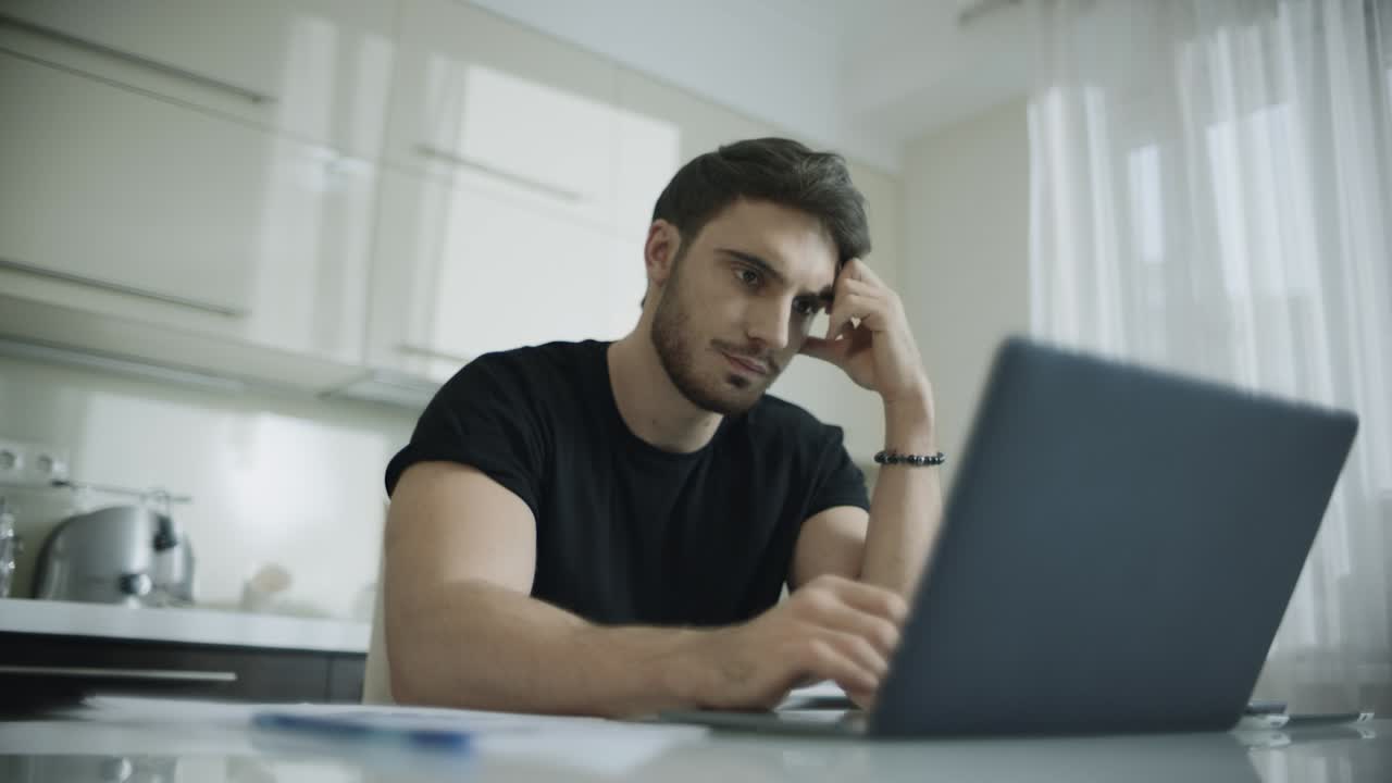 Müde Geschäftsleute haben Pause, nachdem sie zu Hause online am Computer gearbeitet haben