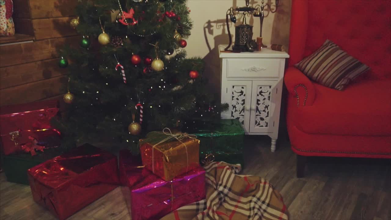 escena de navidad con árbol, regalos y decoración