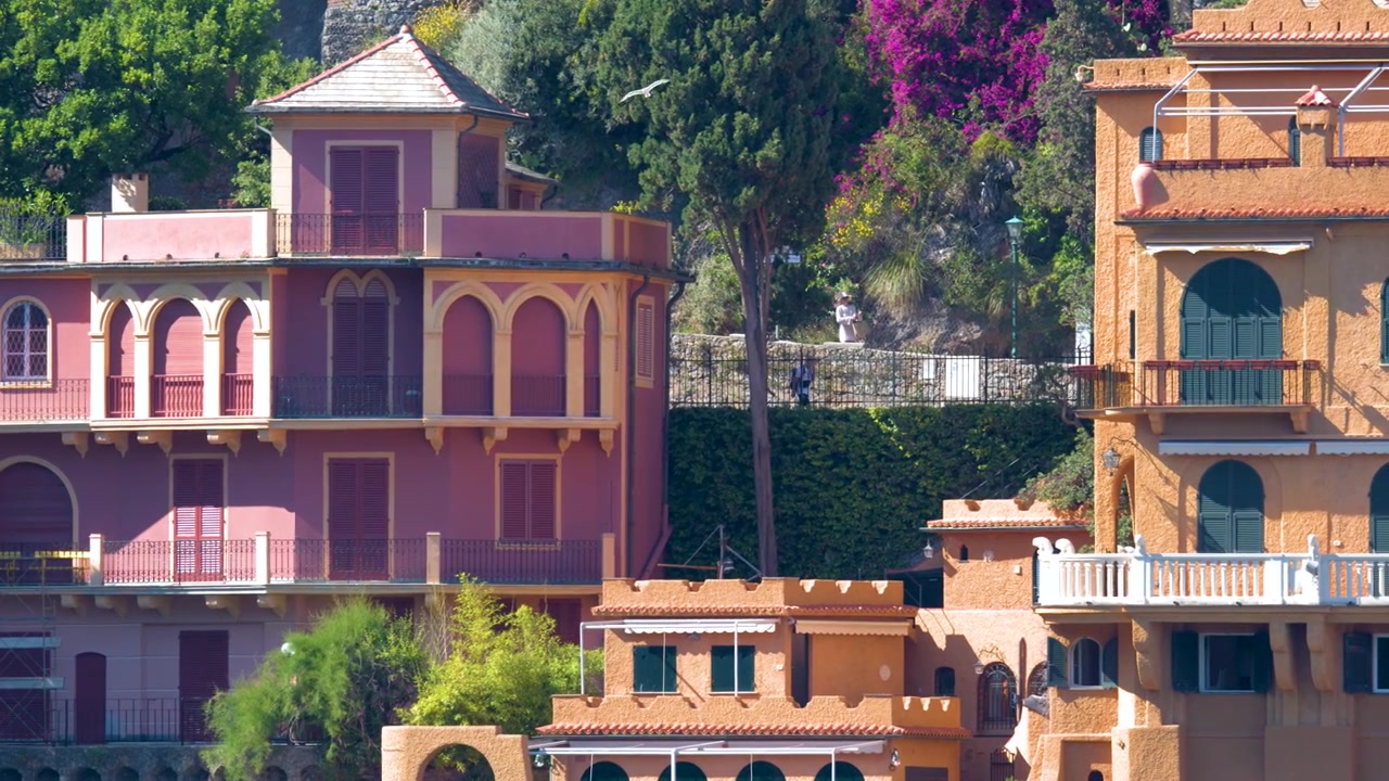 Ville mediterranee colorate su una soleggiata costa italiana