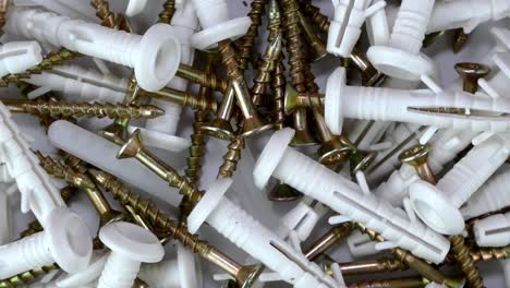 un montón de tornillos de construcción con clavijas de plástico para que el accesorio gire en el sentido de las agujas del reloj.