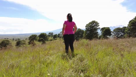 joven latina con sobrepeso disfrutando de conectarse con la naturaleza después de caminar por el bosque cerca de puebla mexico
