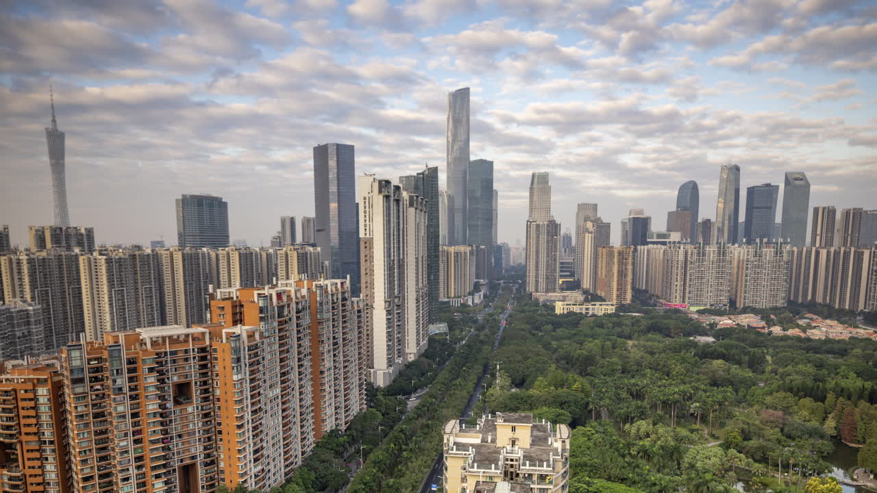 Zeitraffer der Skyline von Guangzhou mit modernen Gebäuden und Park.