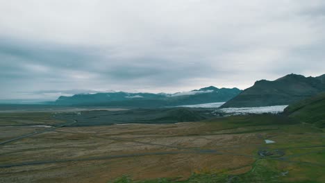 Iglacier-mountains-seen-from-a-distance