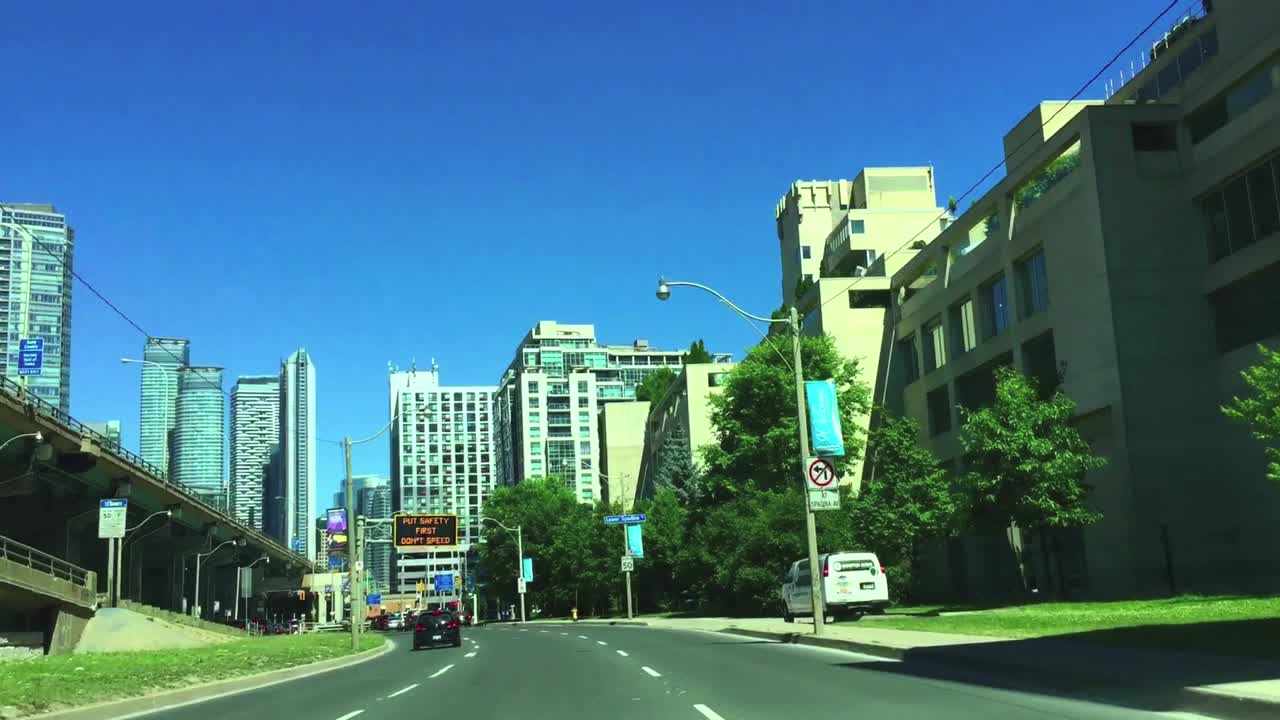 토론토의 호숫가에서 동쪽으로 이동하여 가디너 고속도로 근처에서 교통량이 두꺼워지면서 거의 정차합니다.