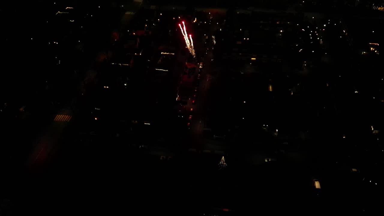 coloridos despliegues de fuegos artificiales que iluminan el cielo nocturno