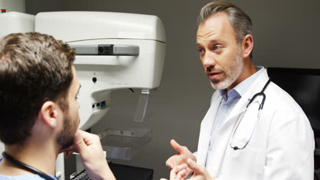 médico y colega interactuando entre sí