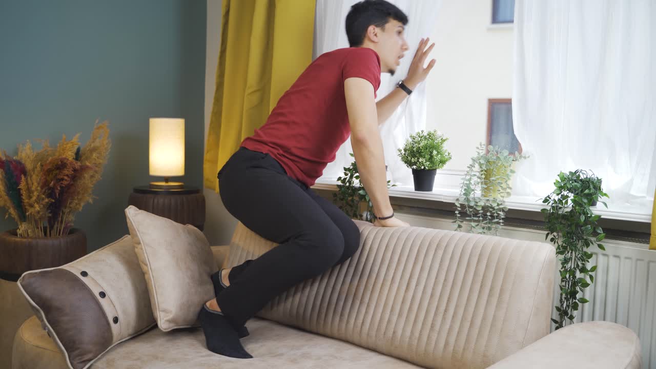 창문에서 도움을 요청하는 남자.